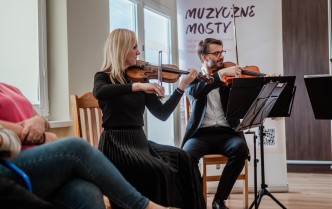 kobieta grająca na skrzypcach i mężczyzna grajacy na altówce