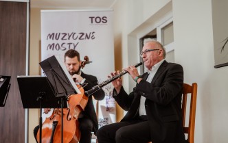 mężczyzna grający na wiolonczeli i mężczyzna grający na oboju