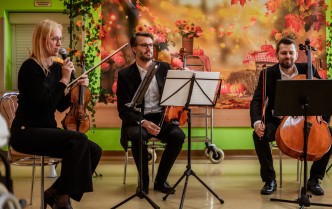 kobiet ai dwóch mężczyzn trzymających instrumenty smyczkowe: skrzypce, altówkę i wiolonczelę