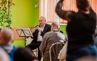 mężczyzna grający na oboju