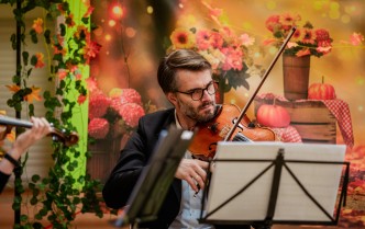 portret męzczyzny grającego na altówce