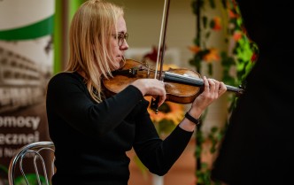 portret kobiety grającej na skrzypcach