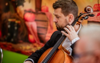 portret męzczyzny grającego na wiolonczeli