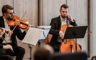 mężczyzna grający na altówce i mężczyzna grający na wiolonczeli