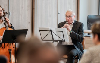 mężczyzna grający na oboju