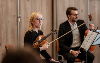 kobieta i mężczyzna trzymający skrzypce i altówkę