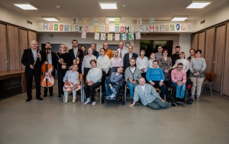 grupa stojących wosób