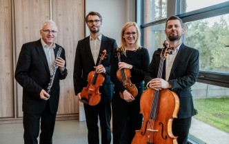 trzrech mężczyzna i kobieta trzymają instrumenty muzyczne