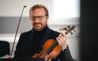 portret mężczyzny trzymającego skrzypce