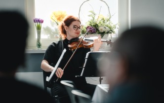 kobieta grająca na skrzypcach - portret