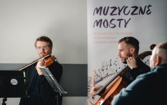 mężczyzna grający na altówce i mężczyzna grajacy na wiolonczeli