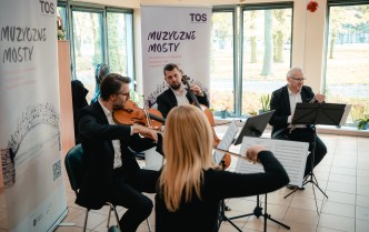 czworo muzyków grających na instrumentach muzycznych