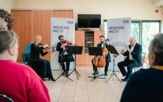 czworo muzyków grających na instrumentach muzycznych