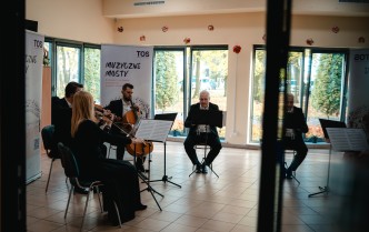 czworo muzyków grających na instrumentach muzycznych