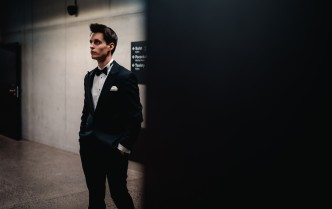 stojący mężczyzna