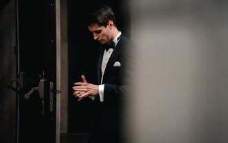 stojący mężczyzna