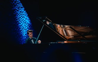 mężczyzna grający na fortepianie