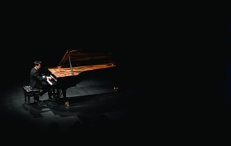 mężczyzna grający na fortepianie