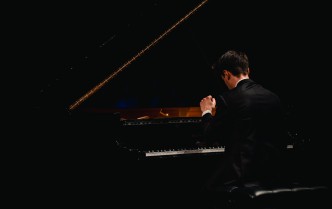 mężczyzna grający na fortepianie