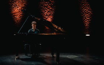 mężczyzna grający na fortepianie