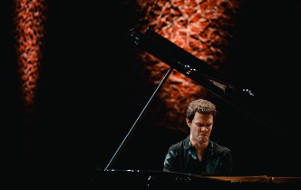 mężczyzna grający na fortepianie