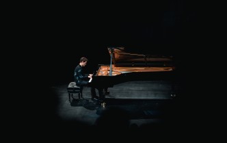 mężczyzna grający na fortepianie