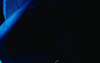 mężczyzna grający na fortepianie