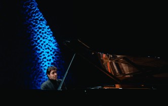 mężczyzna grający na fortepianie