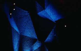 mężczyzna grający na fortepianie