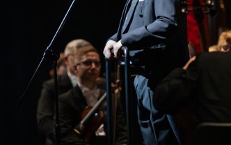 mężczyzna mówiący do mikrofonu