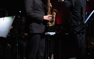 mężczyzna grający na saksofonie