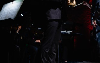 mężczyzna grający na saksofonie