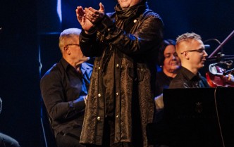 stojący mężczyzna