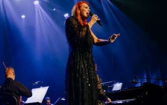 kobieta śpiewająca do mikrofonu