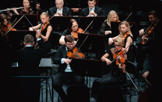 grupa osób grających na altówkach