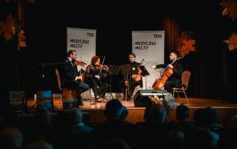 czworo muzyków grających na instrumentach smyczkowych, kwartet smyczkowy