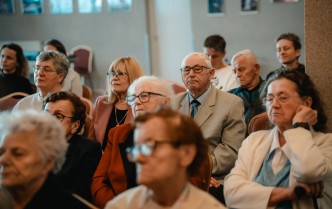 grupa siedzących osób