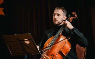 mężczyzna grający na wiolonczeli