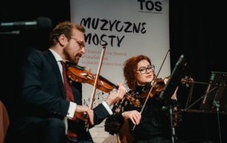 mężczyzna i kobieta grający na skrzypcach