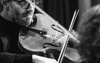 mężczyzna grający na altówce