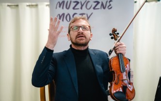 mężczyzna trzymający skrzypce