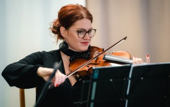 kobieta grająca na skrzypcach