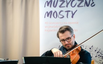 portret męzczyzny grającego na altówce