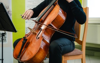 mężczyzna grający na wiolonczeli