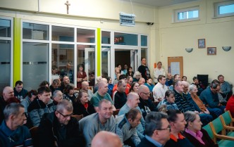 grupa siedzących osób