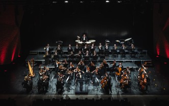 dyrygentka i orkiestra na scenie