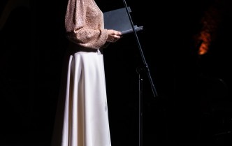 kobieta mówiąca do mikrofonu