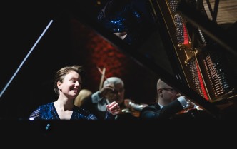 kobieta grająca na fortepianie