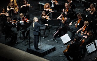 dyrygentka i orkiestra na scenie