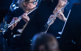 kobiety grające na fletach poprzecznych